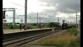 preview picture of video 'GWR 5043 Earl of Mount Edgcombe racing through Warrington Bank Quay (20/06/2009)'