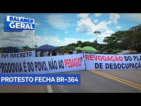 Produtores rurais fecham BR 364 em protesto em Cujubim