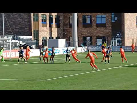 B.93 TV: Málfríður Eiríksdóttir kommer tæt på en afslutning efter hjørnespark