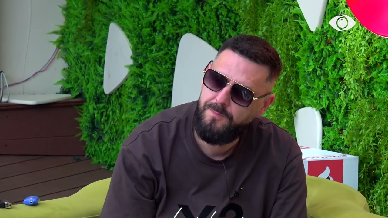 Rogerti puth Juelën duke improvizuar puthjen e Selin dhe Gimbos