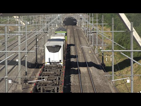 IR 15 nach Geneve und BLS Cargo Re 465 017 mit Güterzug