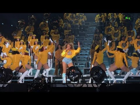 Beyoncé - Intro Crazy In Love / Freedom / Lift every voice and sing / Formation Coachella Weekend 1
