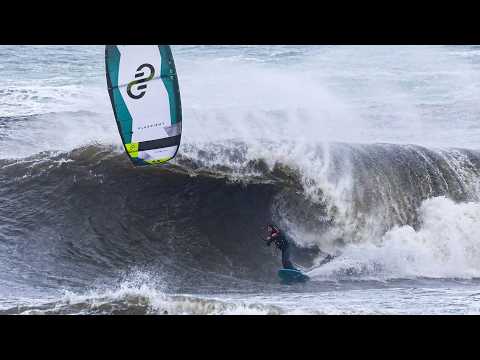 Kitesurfing Heavy Waves in 30 Knots Northern Portugal
