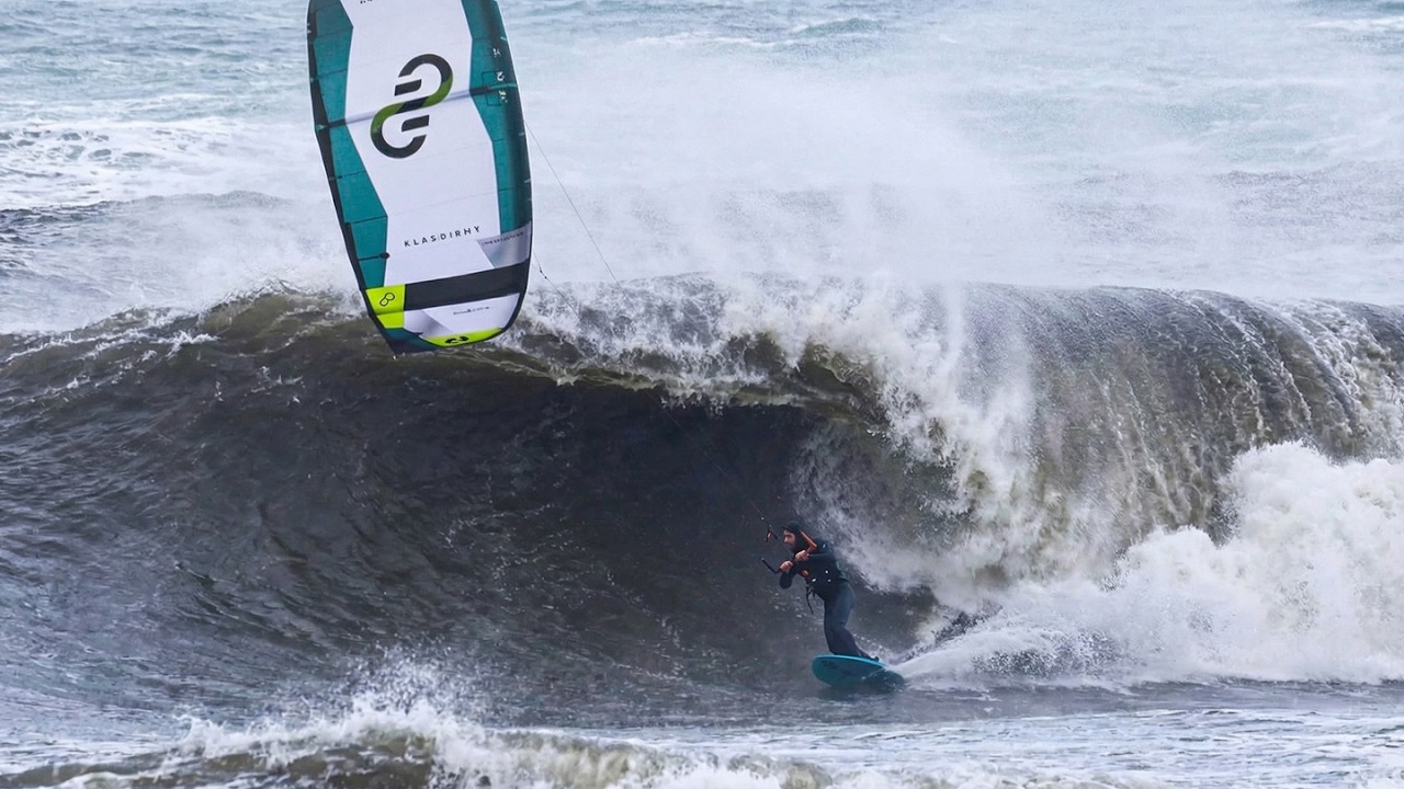 Kitesurfing Heavy Waves in 30 Knots Northern Portugal
