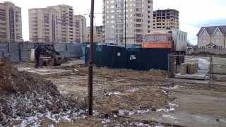 preview picture of video '16.03.2014 - стройка продолжается, укладывают плиты на расквашенную дорогу'