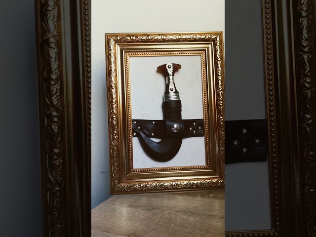 لوحة تراثية مع مجسم جنبية