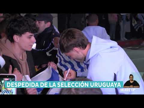 🛫 Así fue la despedida de la selección uruguaya de fútbol anoche en el Aeropuerto de Carrasco.