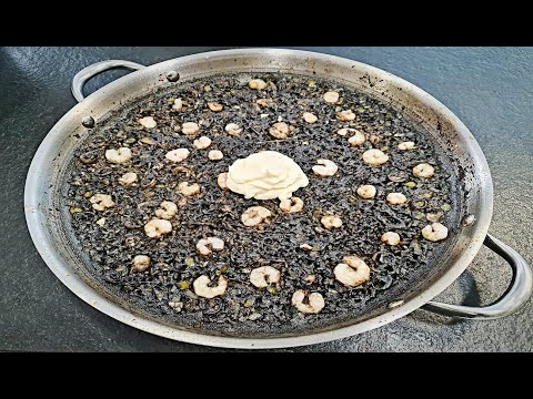 ARROZ NEGRO CON CHIPIRONES Y GAMBAS