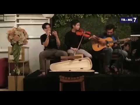 Viral musisi cafe dari sukabumi ini bawain laguny anji sampe di liput crew trans tv.#RRECORD#