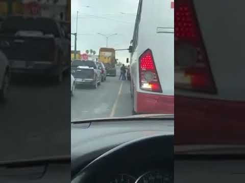 Camioneros se bajan de sus unidades para darse un trompo a puño limpio Camioneros se bajan de sus unidades para darse un trompo a puño limpio