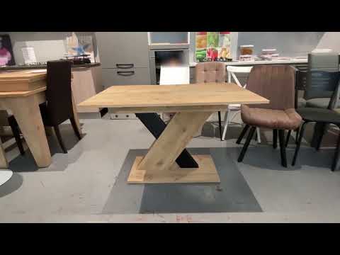 Tavolo allungabile Axi in rovere con dettaglio nero