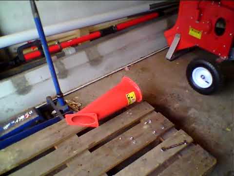 Hecht Häcksler 6421 Teil 4, Überprüfung der Schneidemesser nach hartem Einsatz.