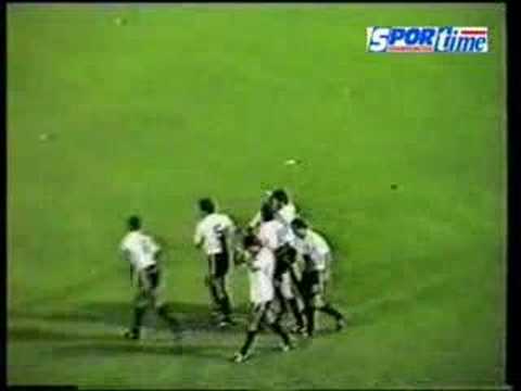 Toni Savevski (5-2) AEK-Dinamo Dresdis