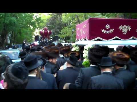 Hachnosas Sefer Torah To Munkach Shul 14av & 47st 9-18-11