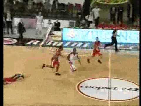 Rashad Bell (Rimini) schiaccia in faccia a Ezugwu (Imola)