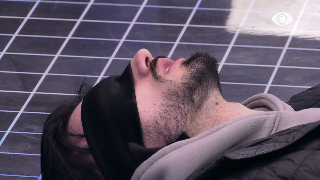 Kristi vazhdon të qëndroj shtrirë në tokë, duke refuzuar të përfundojë sfidën e buxhetit