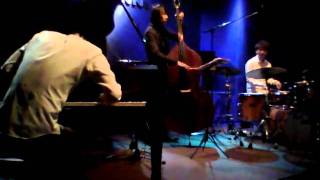 Prelude to a kiss (Duke Ellington) / TRIPLET'S