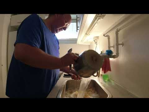 MongoTV_3371 - Danish Vlog - Mongo Madskole - Hønsebouillonsuppe Med Pastaskruer - Løg - Gulerødder