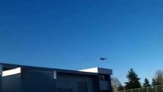 preview picture of video 'Alaska Air coming in sideways at SeaTac'