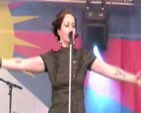 Agua de Annique  digging the grave