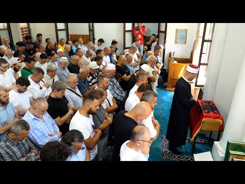 Falja e namazit të xhenazes të ish Prefektit të Tiranës Qazim Mulletit.