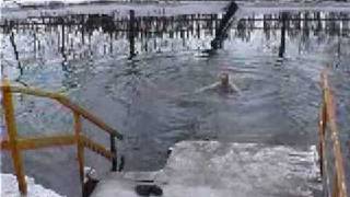 preview picture of video 'Купание зимой в Голубом озере'