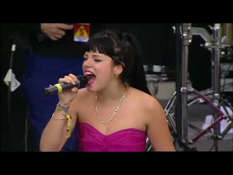 Lily Allen - Gangsters (Live At Glastonbury 2007)-feat Terry Hall & Lynval Golding (VIDEO)