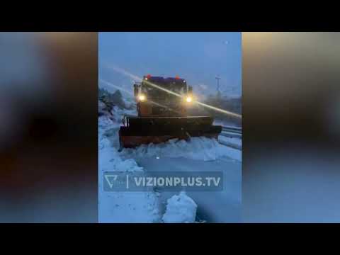 Rikthehen reshjet e dëborës në Korçë, rrugët të hapura, por në disa akse kalohet vetëm me zinxhirë