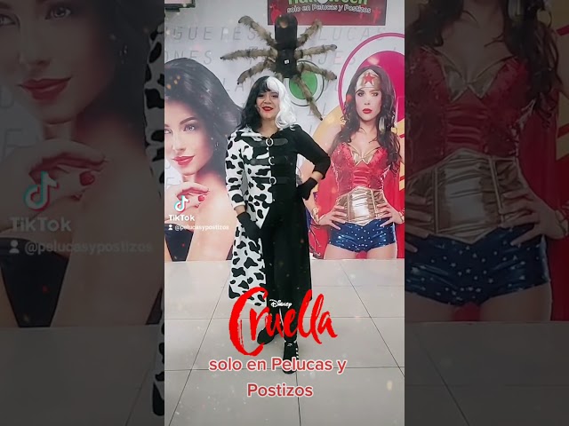 Vídeo relacionado con WZBBJuser Cruella Disfraz de Cruella Devil con capa, peluca negra y blanca, guantes, pendientes y collar, disfraz de carnaval para mujer, para carnaval, fiesta temática y cosplay