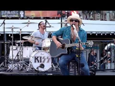 2011-10-9-19 - USA - Kiss Kruise 1 - Acoustic show - version 2