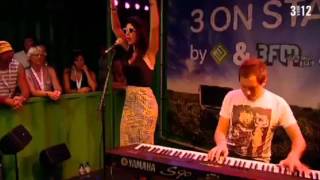 (HD) Marina and the Diamonds - Mowgli&#39;s Road (3onStage Acoustic Set 21/08/2010) 1