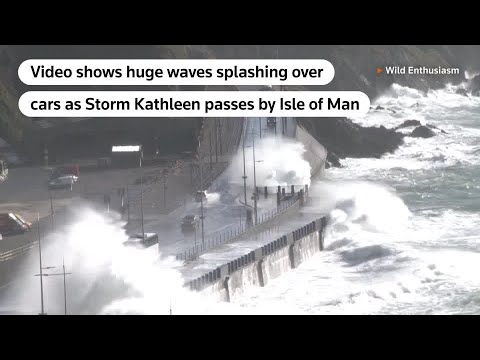 Волны шторма «Кэтлин» смывают автомобили на шоссе
