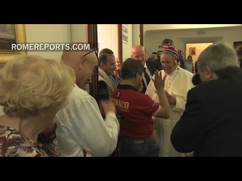 Francisco se sentó a comer a la mesa de los pobres