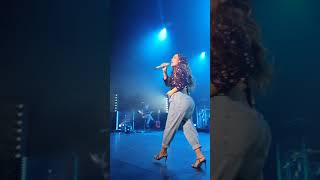 Amel Bent - &quot;Dis moi qui tu es&quot; à Brunoy / L&#39;Autre Tour