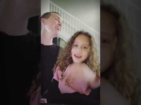 Anouk zingt met haar dochtertje