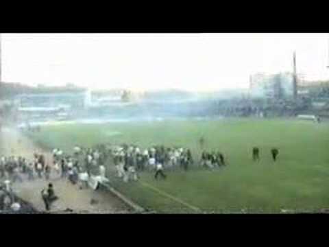 GUIMARAES HOOLS VS PORTO FANS (RUNNING OUT) IN THE PITCH