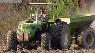 preview picture of video 'Deutz D 6806 fertilizing with big wheels'