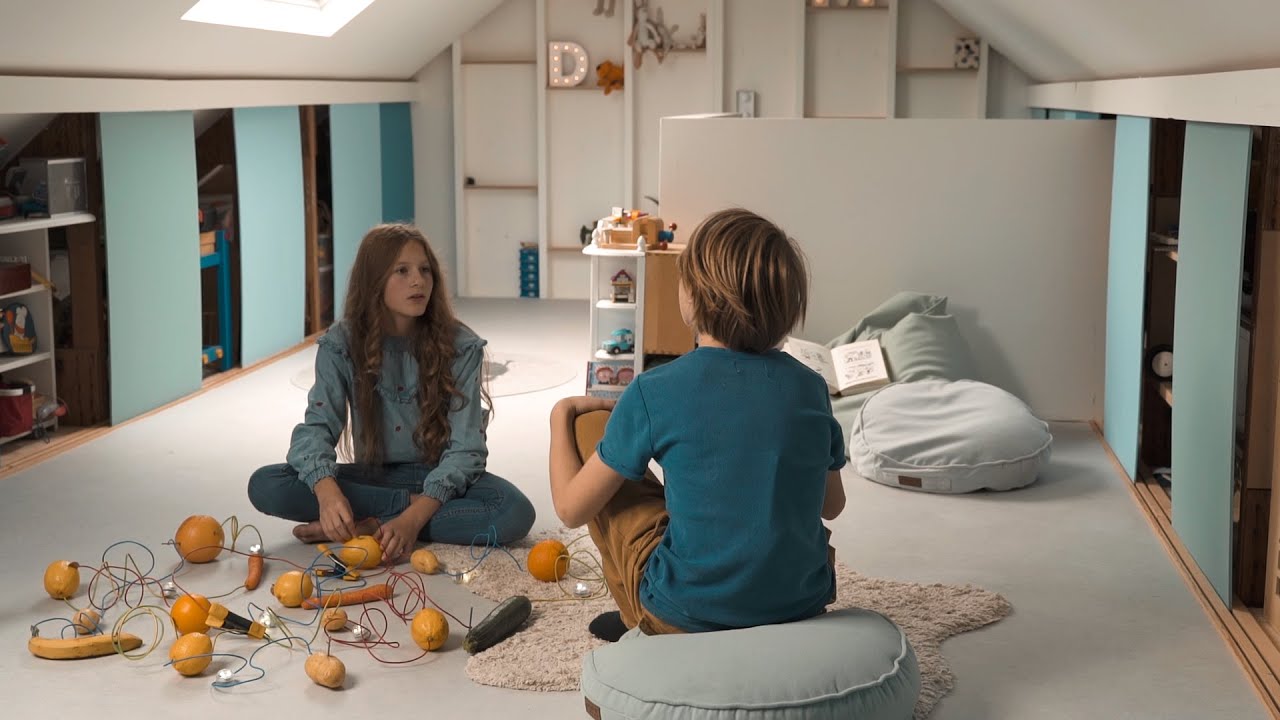 Twee kinderen hebben het over duurzame energie in België