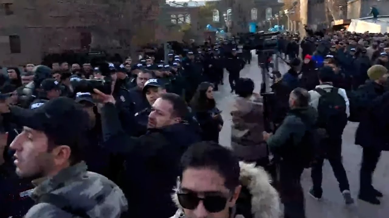 «Վե-հա-փառ», «հե-ռա-ցիր». Բարիկադների երկու կողմում լարված իրավիճակ է