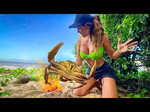 Catching Mud Crabs! - SOLO BEACH COOKUP 🦀🏝️