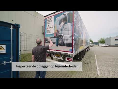 Aan- en afkoppelen trekker met oplegger