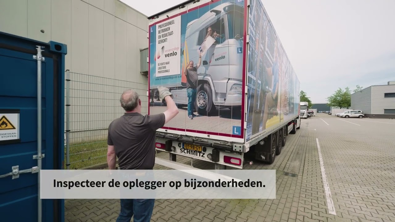 Aan- en afkoppelen trekker met oplegger