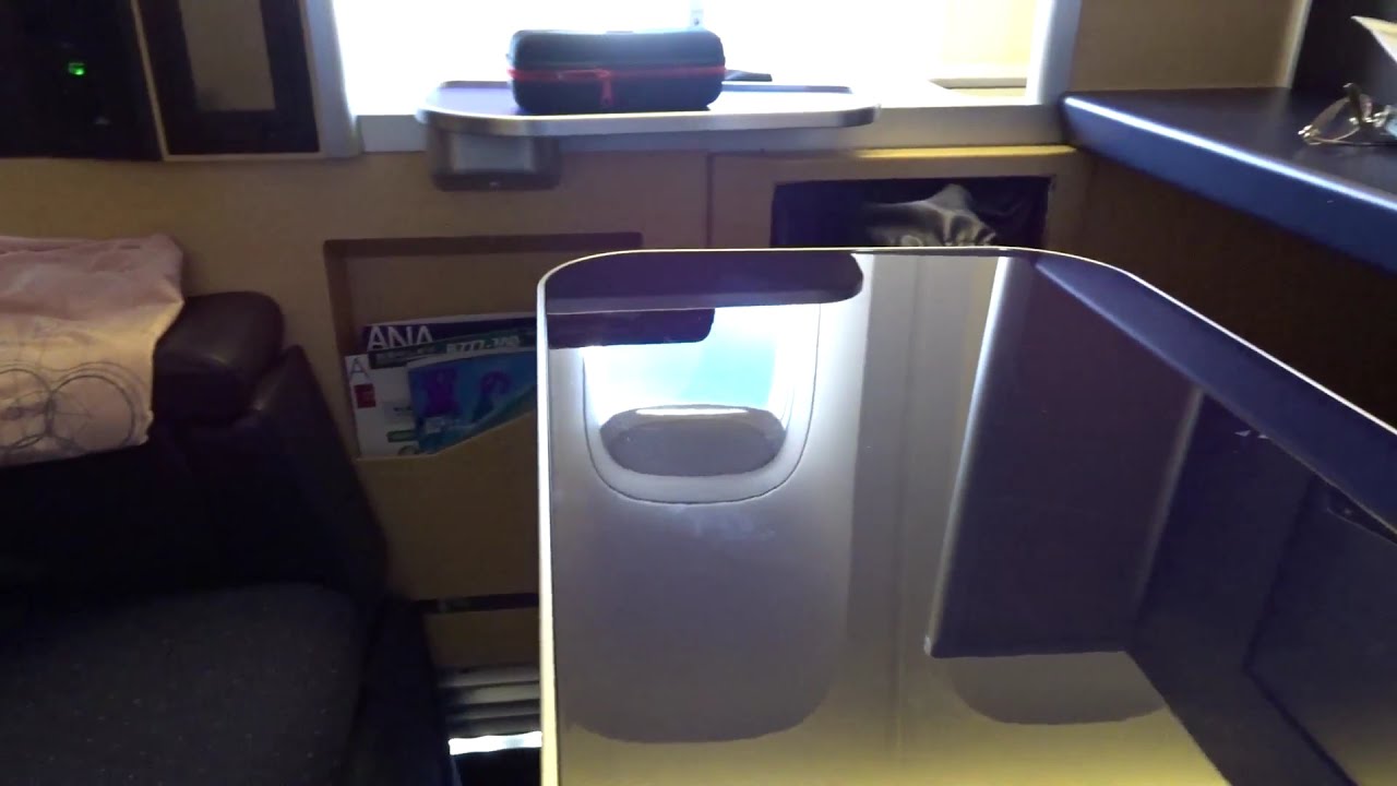 ANA first class luxury table 立体的な動きをするANA Fクラスのトレイテーブル