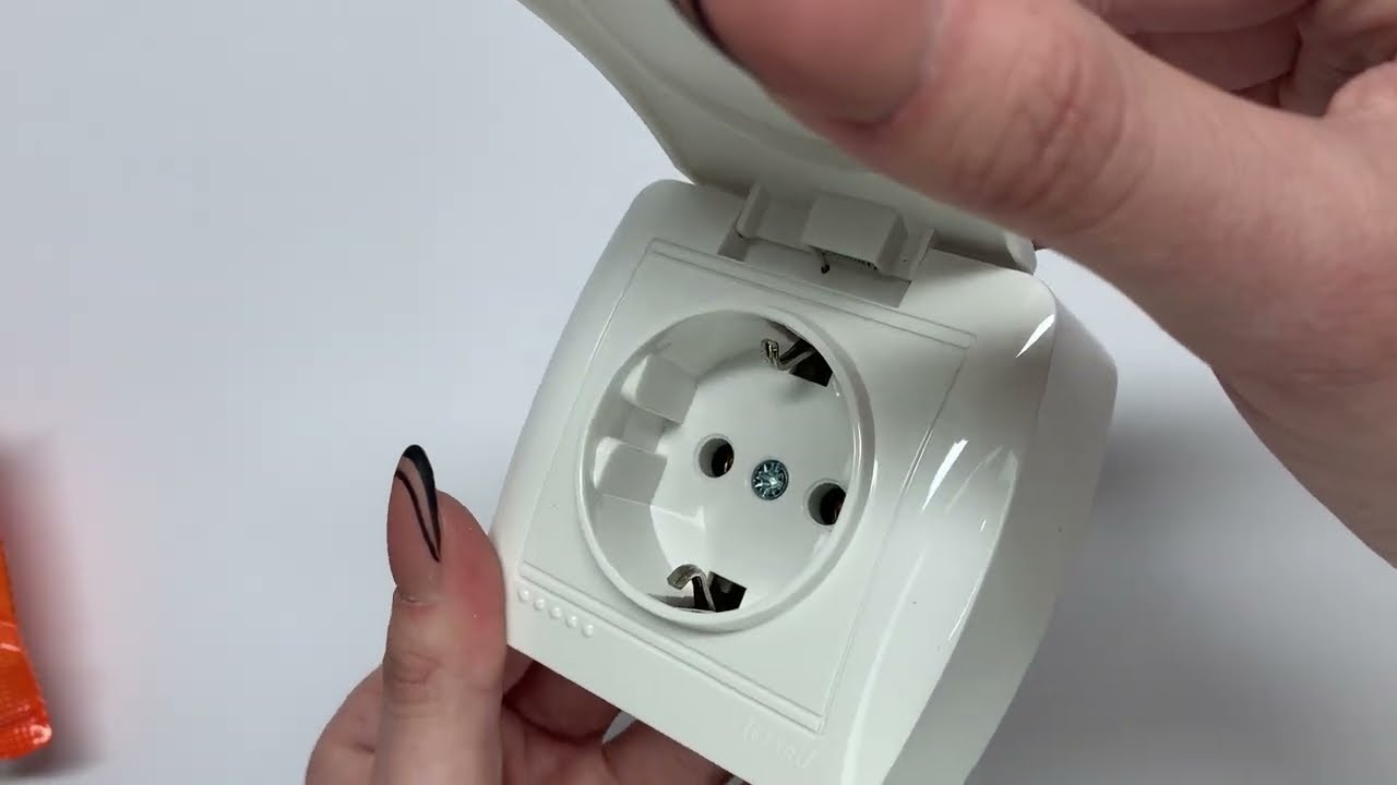 Розетка накладная одинарная с/з и крышкой LEZARD Demet белая IP20 711-0200-123