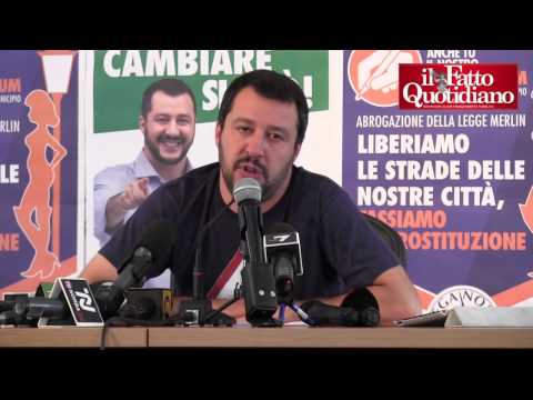 Regionali 2015, Salvini in conferenza stampa con la maglietta 'ruspe in azione'