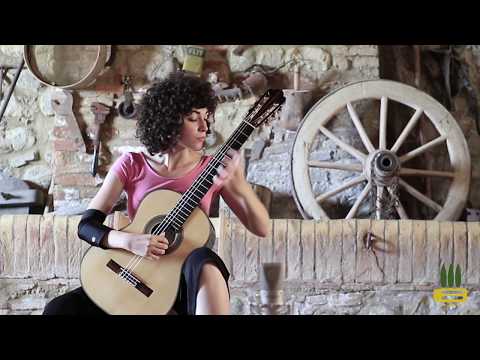 Cristina Galietto  plays Scarlatti on a Luigi Locatto guitar