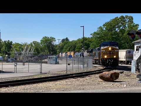 CSX L048 dropping cars at the Grafton and Upton Railway.