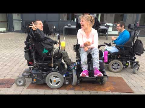 Kenan brænder gummi...