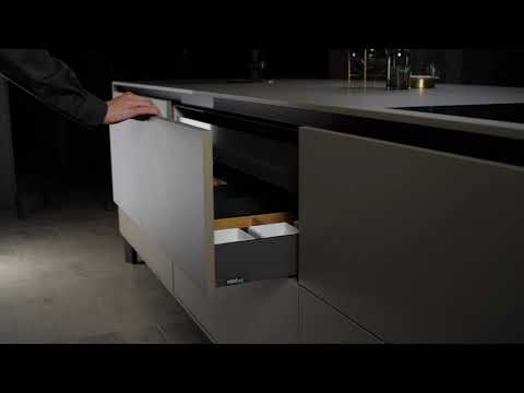 next125 | Internal pull-out front glass panel