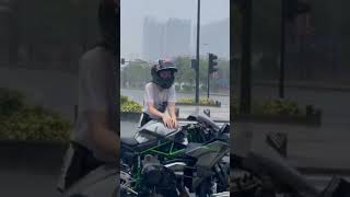 Download lagu Cewek Kehujanan Naik Motor Ninja H2 #ninjah2 #kawasakininjah2r #shorts mp3
